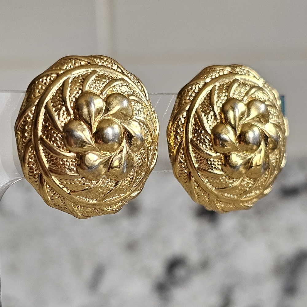 Nina Ricci Vintage Clip Earrings. Goldtone Earrings. Vintage.